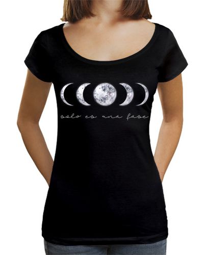 Camiseta mujer Camiseta Mujer Fases lunares. Solo es una fase. Cuello ancho Loose Fit, negra laTostadora - latostadora.com - Modalova