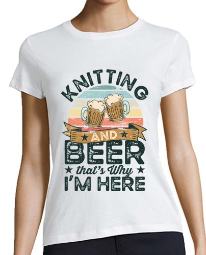 Camiseta mujer tejido y cerveza por eso estoy aquí - latostadora.com - Modalova