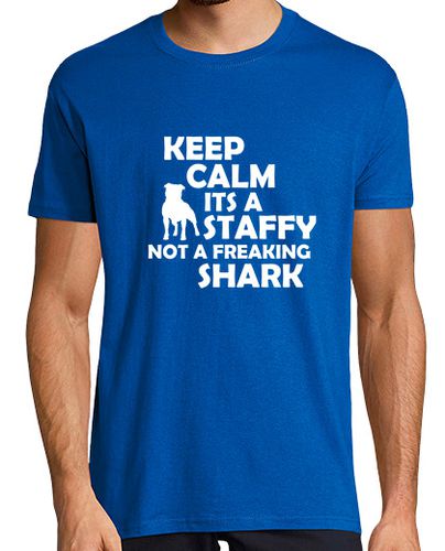 Camiseta Keep calm its a staffy not a freaking shark - latostadora.com - Modalova