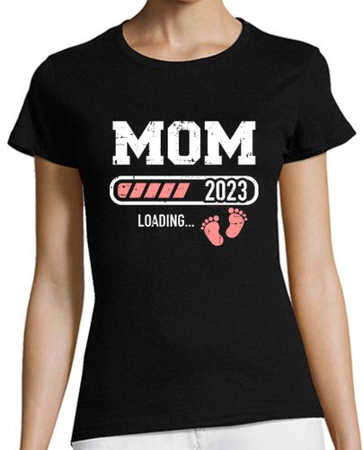 Camiseta mujer mamá cargando anuncio de embarazo 2023 - latostadora.com - Modalova