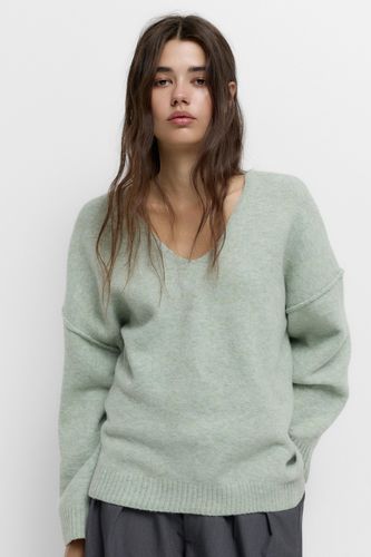 Pull En Maille Douce À Décolleté - Pull&Bear - Modalova