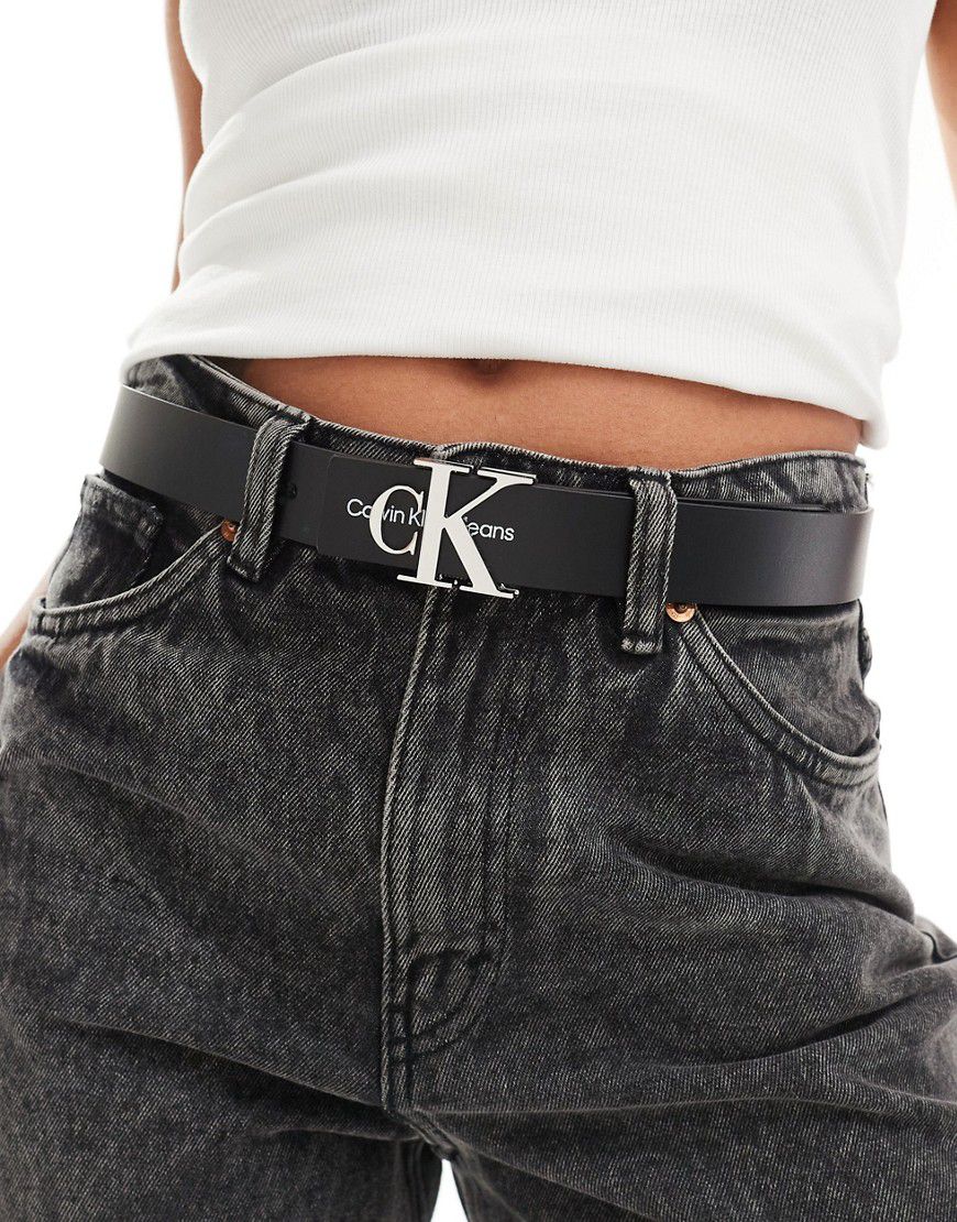 Cintura nera con monogramma in metallo - Calvin Klein Jeans - Modalova