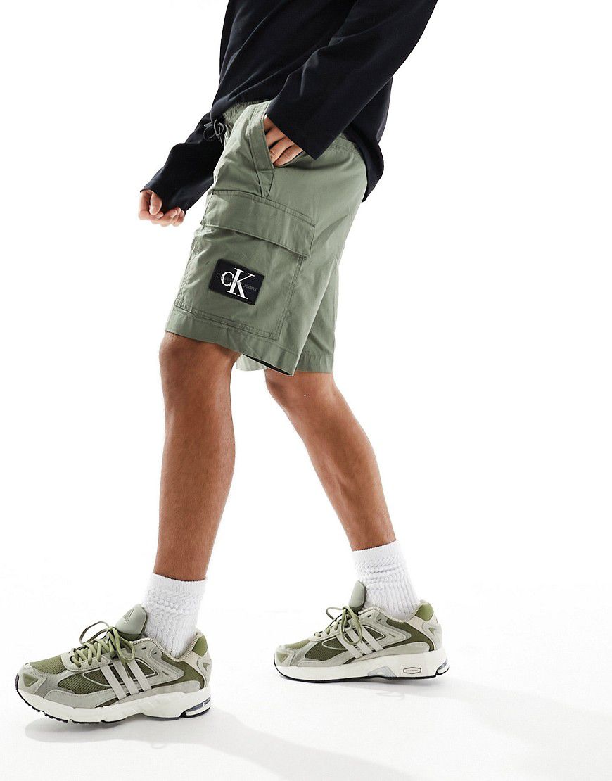 Pantaloncini cargo slavati oliva - Calvin Klein Jeans - Modalova