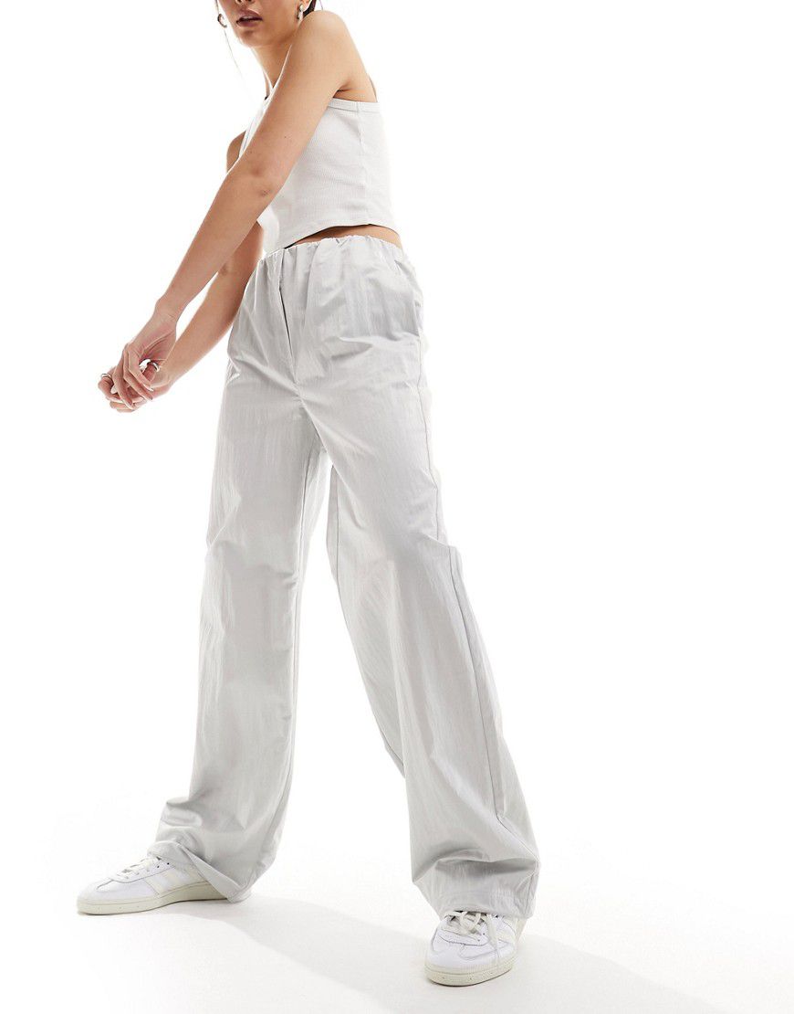 Pantaloni morbidi stile paracadutista in tessuto stropicciato bianchi - Calvin Klein Jeans - Modalova