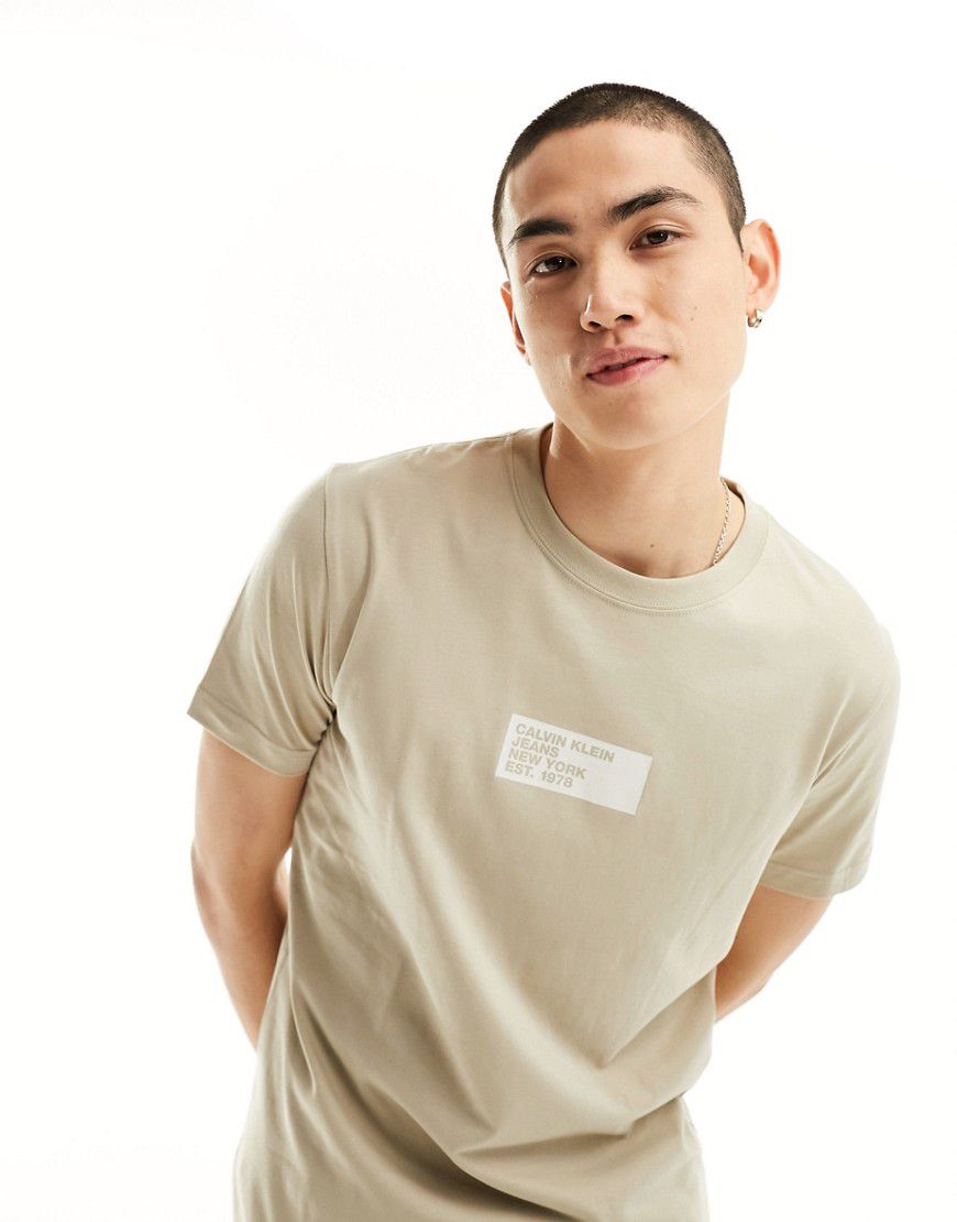 T-shirt grigio talpa con logo centrale piccolo in riquadro - Calvin Klein Jeans - Modalova
