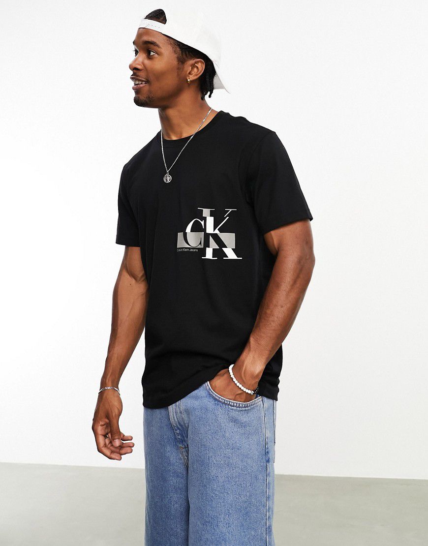 T-shirt nera con logo scomposto - Calvin Klein Jeans - Modalova