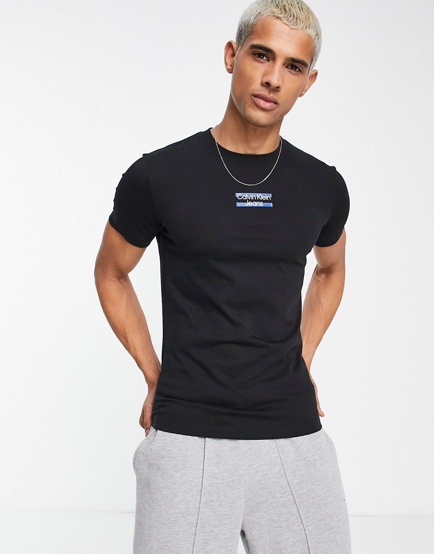 T-shirt nera con logo sul petto - Calvin Klein Jeans - Modalova