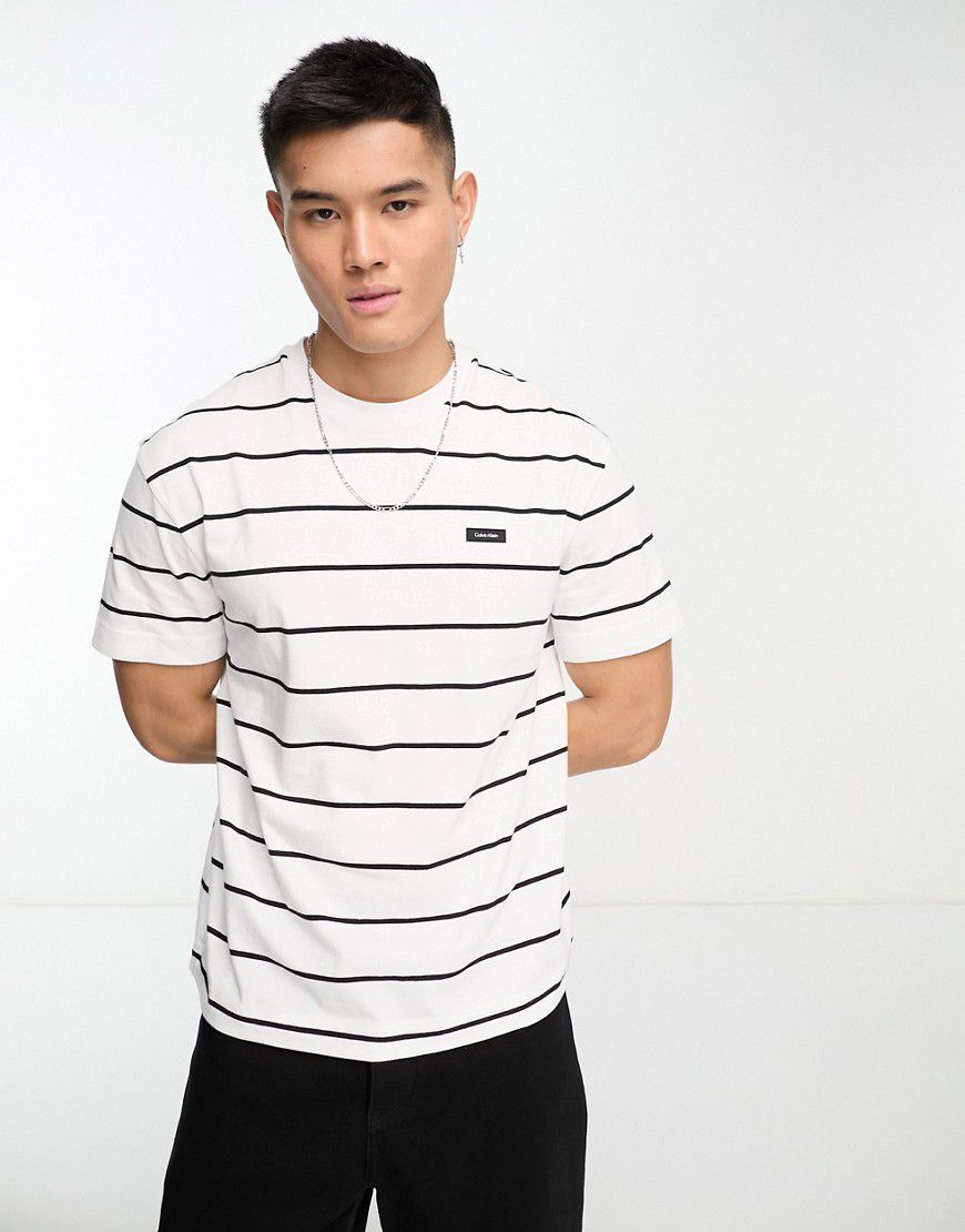 T-shirt bianca comoda a righe con fettuccia con logo - Calvin Klein - Modalova