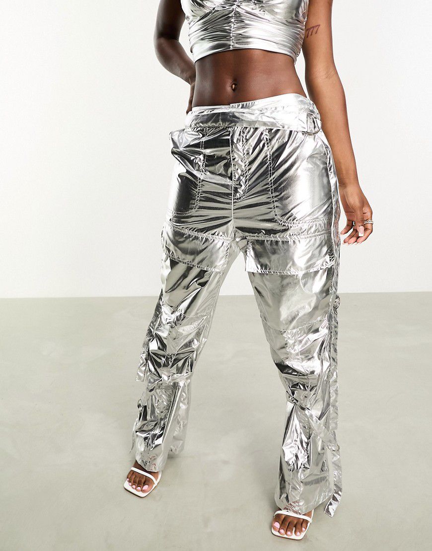 Pantaloni anni Y2K metallizzato lucido effetto liquido in coordinato - Amy Lynn - Modalova