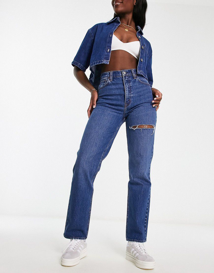 Curve - Love Jeans dritti anni '90 scuro con strappo sulla coscia - Abercrombie & Fitch - Modalova