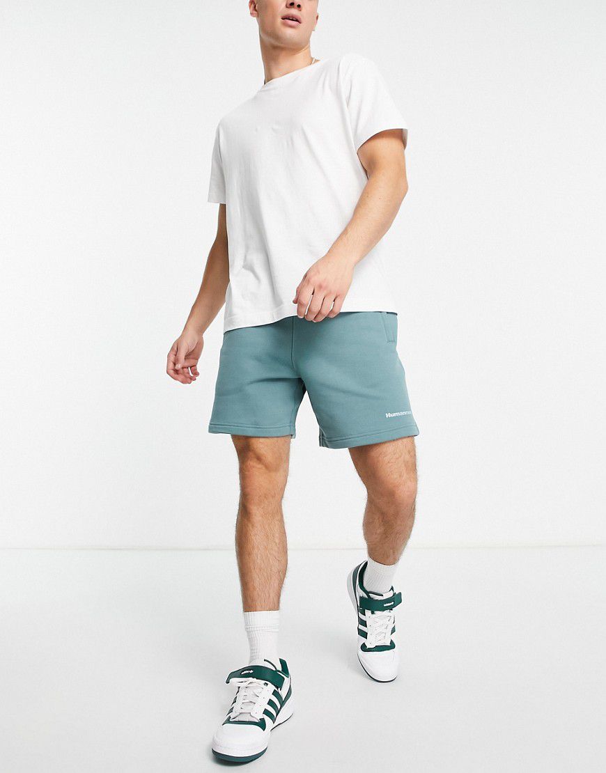 X Pharrell Williams - Premium Basics - Pantaloncini color smeraldo sfocato - adidas Originals - Modalova