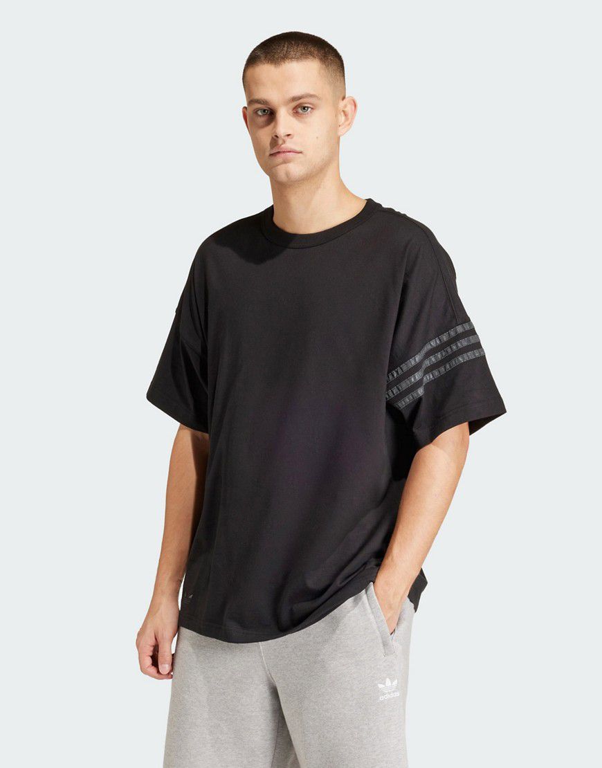 Street Neuclassic - T-shirt nera - adidas Originals - Modalova