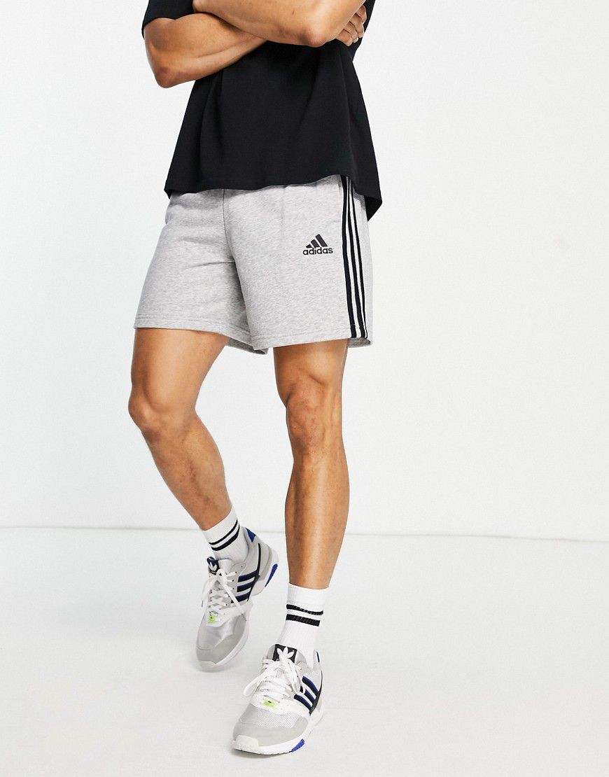 Adidas - Training Essential - Pantaloncini grigi con 3 strisce - adidas performance - Modalova