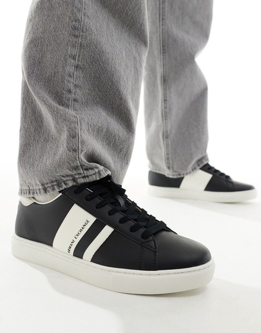 Sneakers nere e bianche con righe laterali con logo - Armani Exchange - Modalova