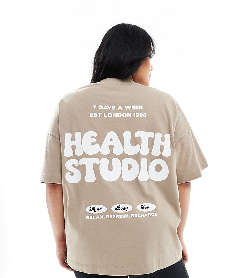 Curve - T-shirt pesante oversize color caffellatte con stampa "Health" sul retro - ASOS - Modalova