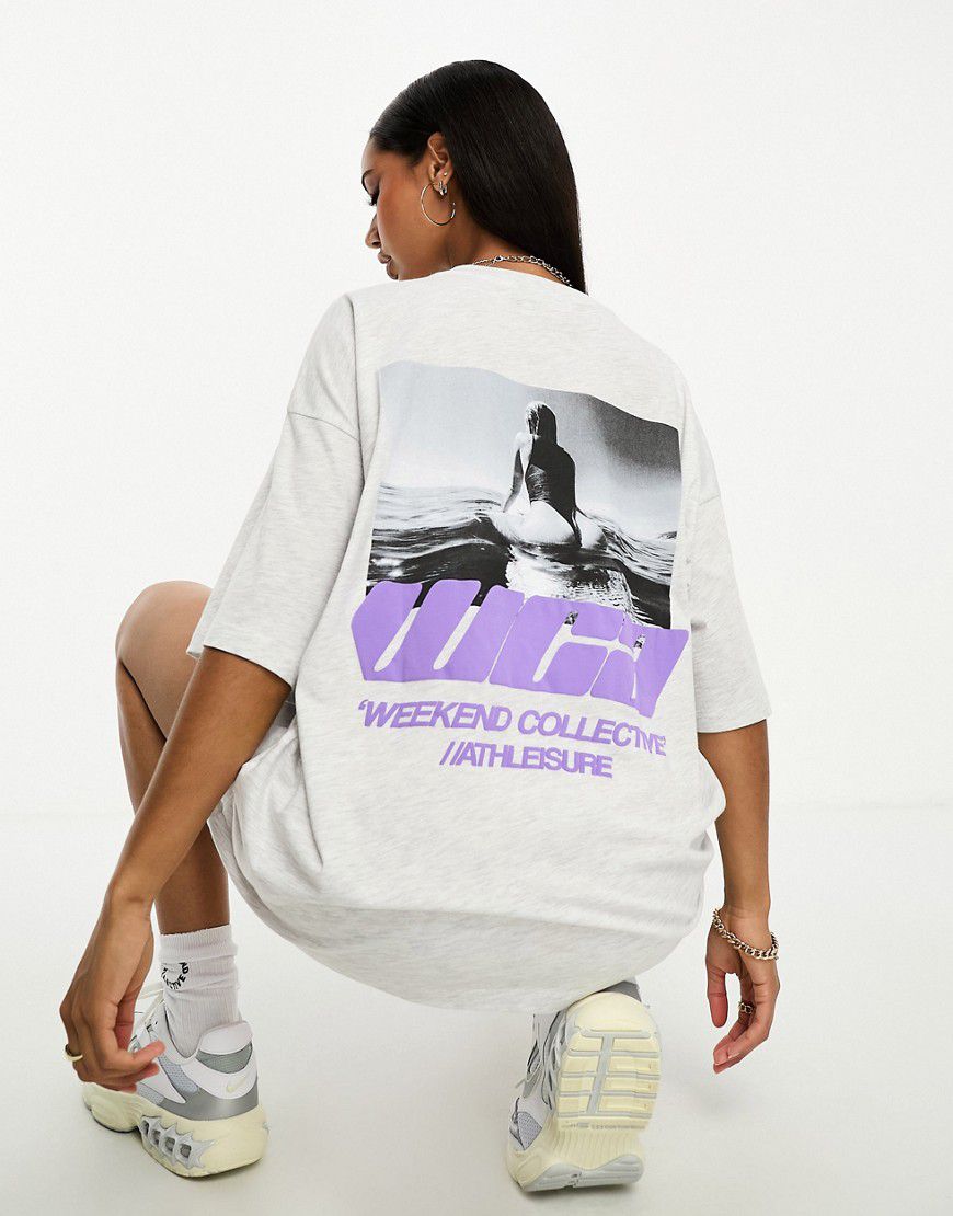 T-shirt ghiaccio mélange con stampa fotografica di ragazza su surf - ASOS WEEKEND COLLECTIVE - Modalova