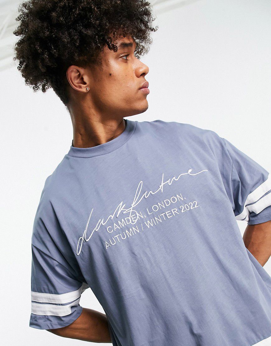 ASOS Dark Future - T-shirt oversize ardesia con fondo e polsini a righe a contrasto con logo ricamato - ASOS DESIGN - Modalova