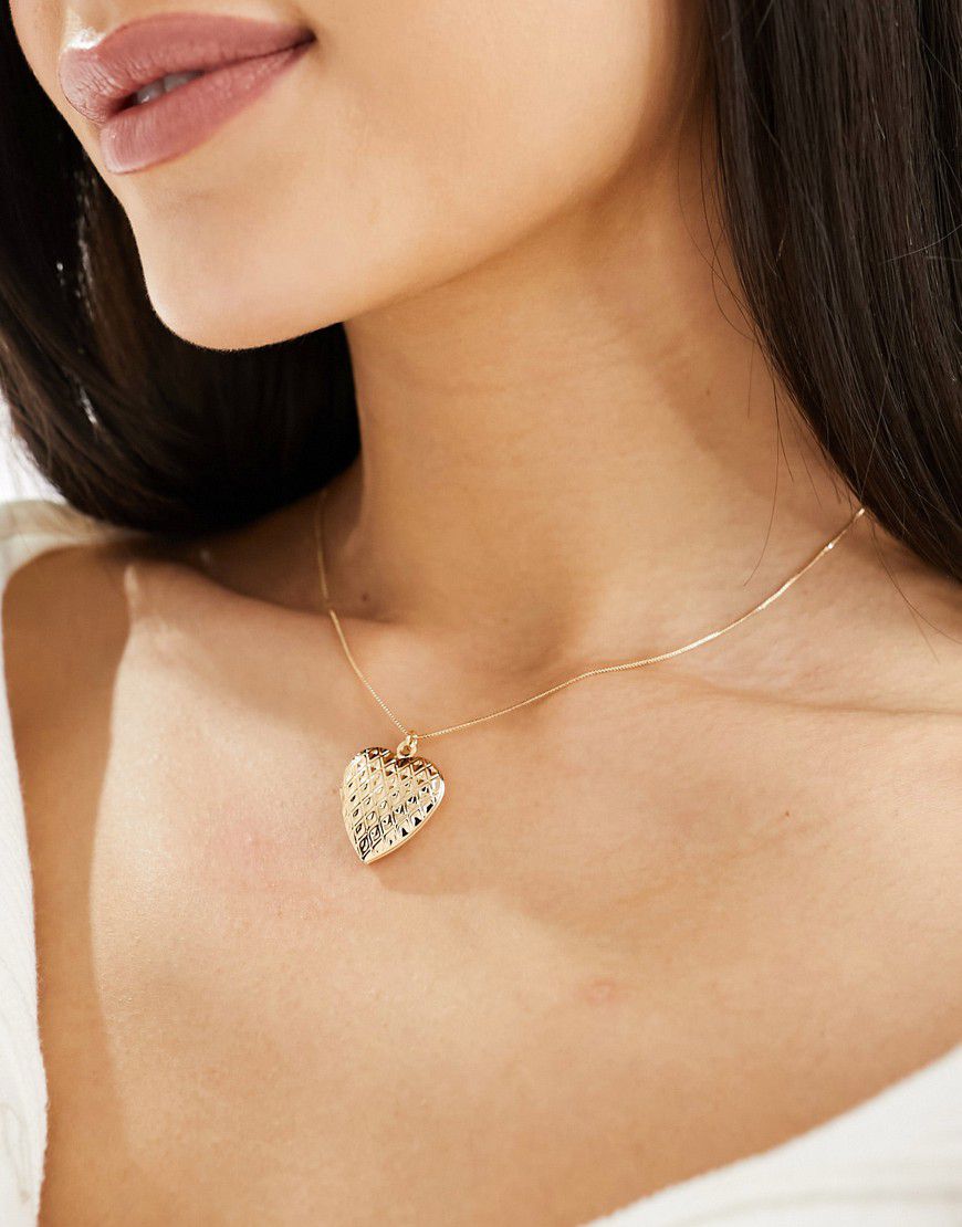 Collana dorata con medaglione a forma di cuore zigrinato - ASOS DESIGN - Modalova
