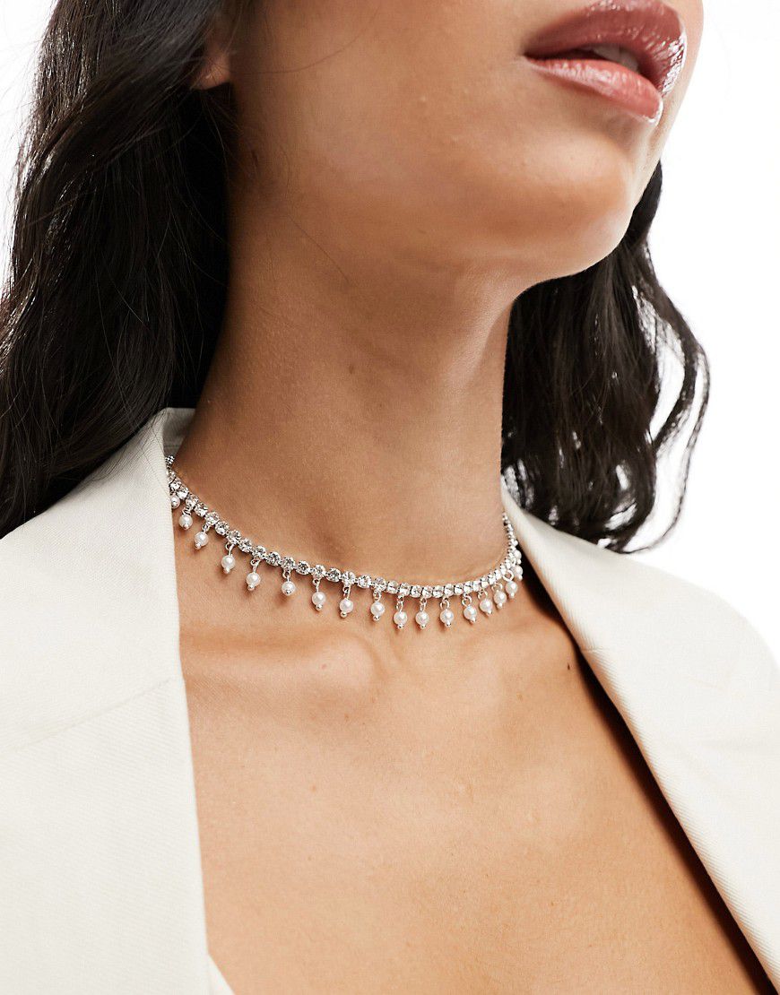 Collarino argentato con perle sintetiche e cristalli incastonati - ASOS DESIGN - Modalova