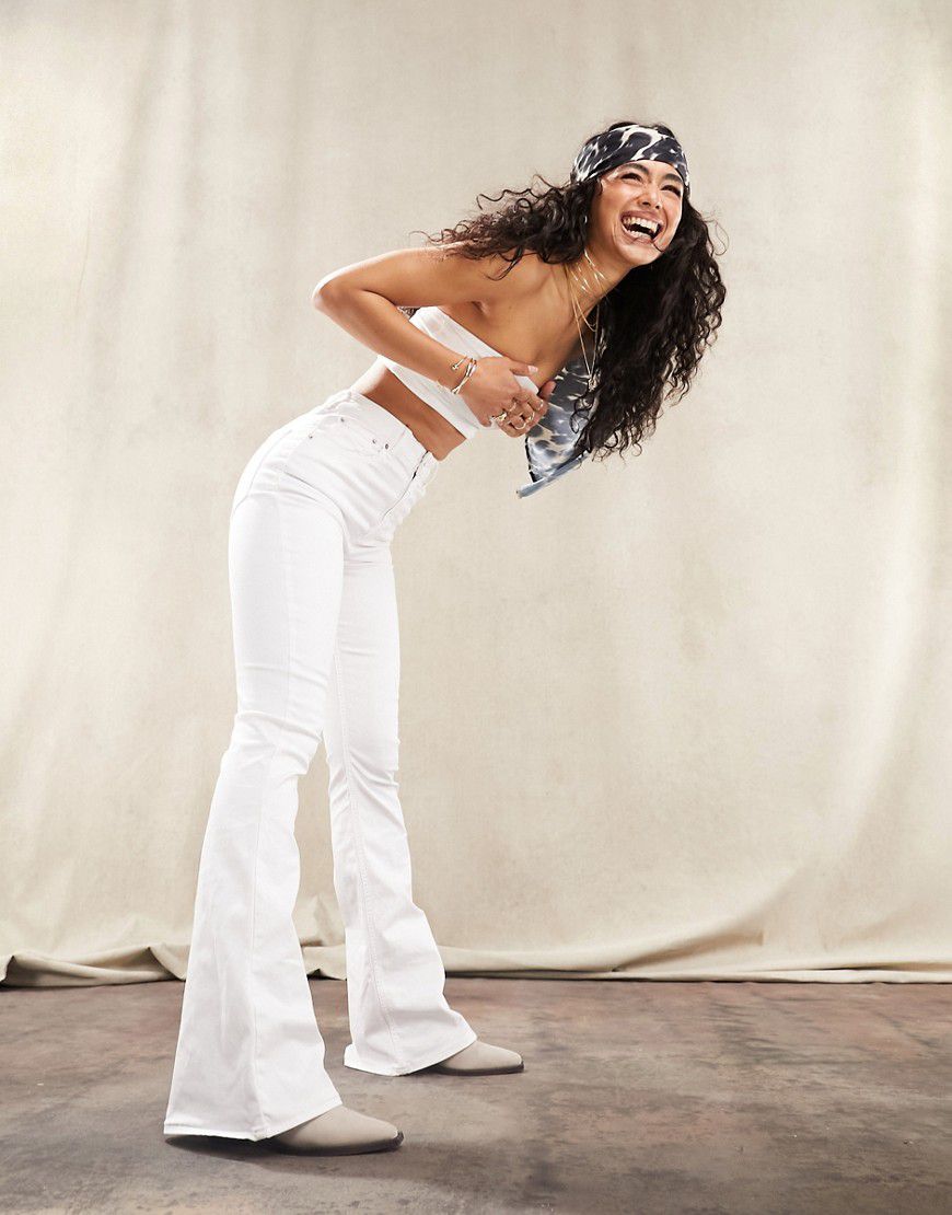 Jeans a zampa bianchi power stretch - ASOS DESIGN - Modalova