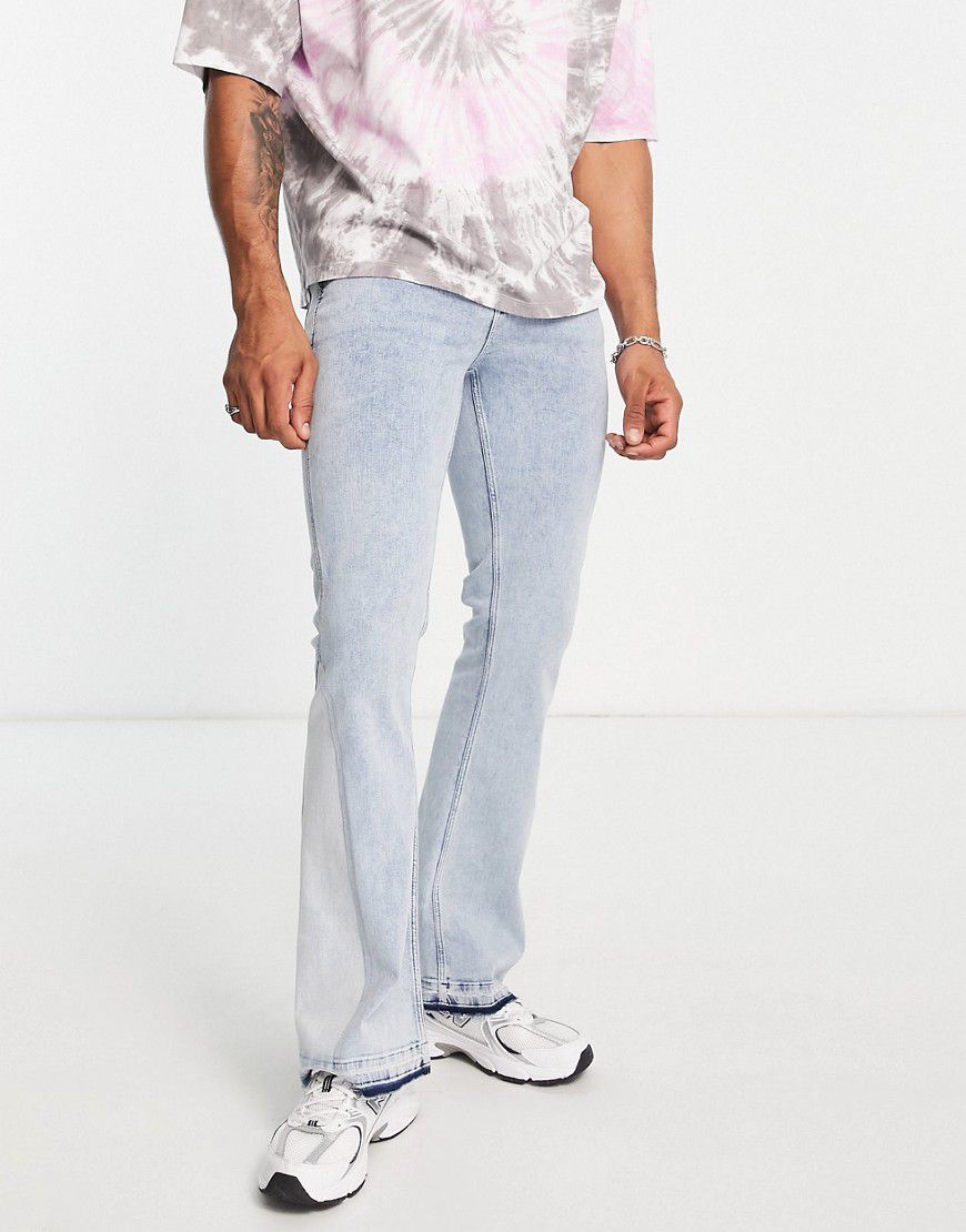 Jeans a zampa elasticizzato lavaggio chiaro con pannello laterale e dettaglio sul fondo - ASOS DESIGN - Modalova