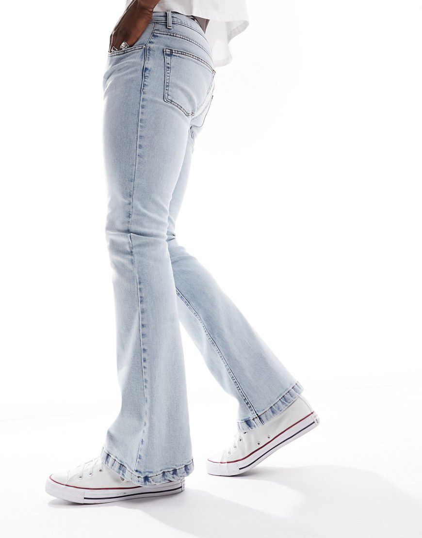 Jeans a zampa elasticizzato lavaggio chiaro - ASOS DESIGN - Modalova