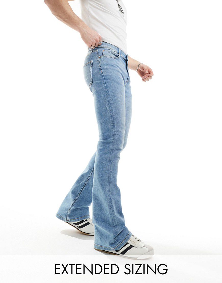 Jeans a zampa elasticizzato lavaggio chiaro - ASOS DESIGN - Modalova