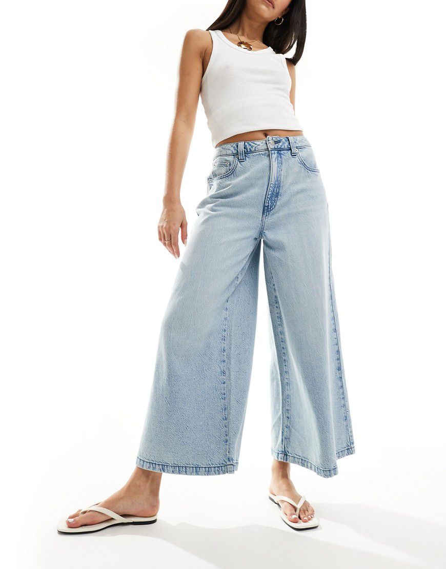 Jeans morbidi taglio corto a fondo ampio chiaro - ASOS DESIGN - Modalova