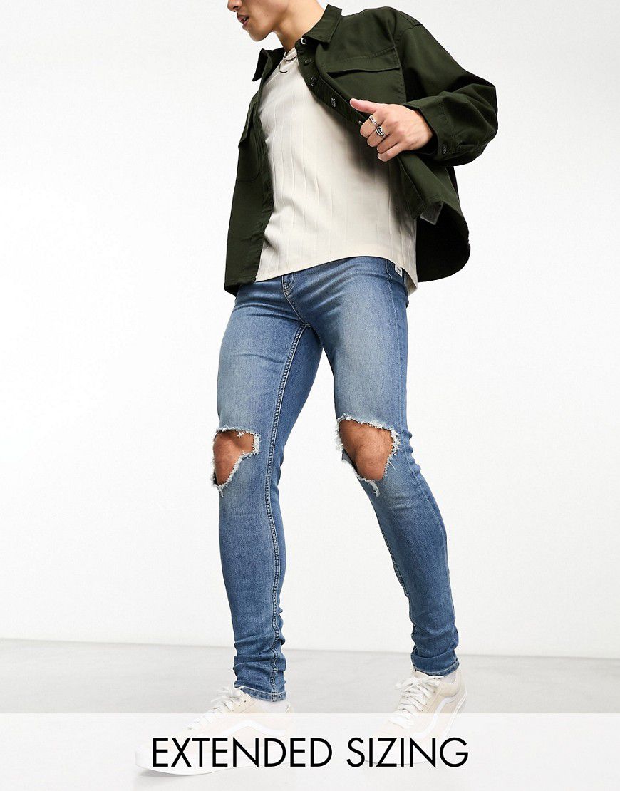 Jeans spray on super elasticizzati lavaggio tinto chiaro con strappi sulle ginocchia - ASOS DESIGN - Modalova