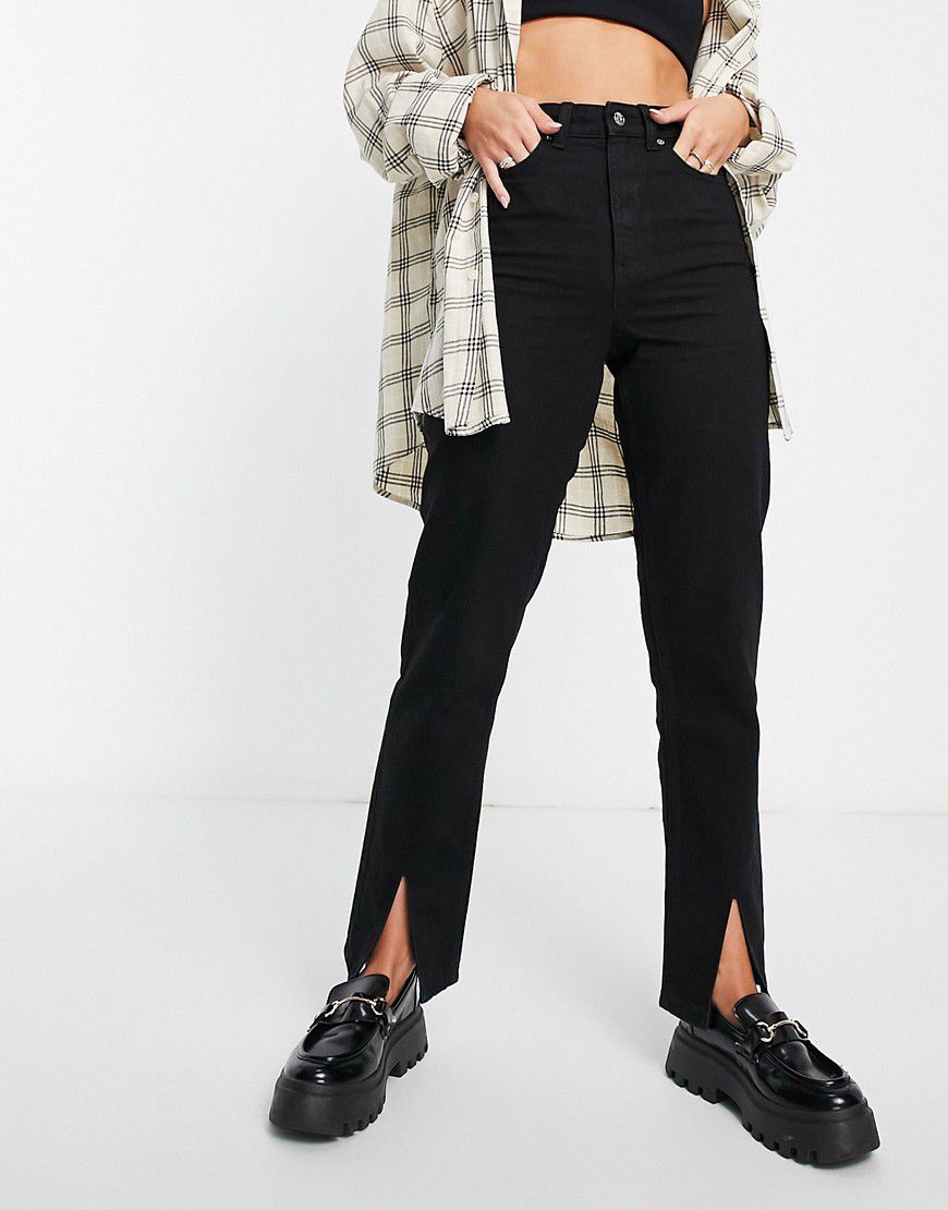 Mom jeans slim neri con spacco sul fondo - ASOS DESIGN - Modalova