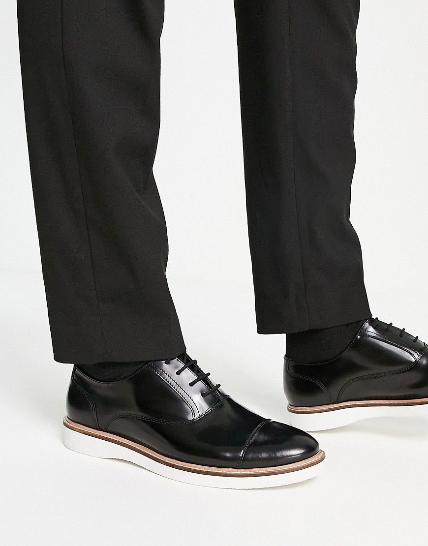 Scarpe Oxford stringate in pelle nera lucidata con suola bianca a contrasto - ASOS DESIGN - Modalova