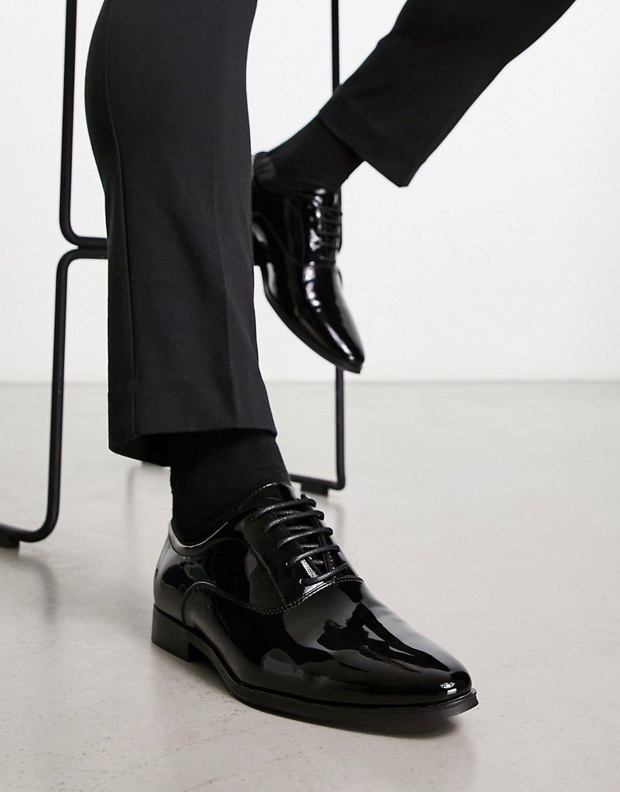 Scarpe stringate eleganti in pelle sintetica verniciata nera - ASOS DESIGN - Modalova