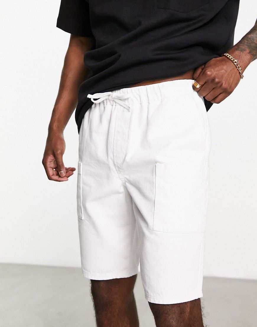 Pantaloncini di jeans cargo taglio regular bianchi - ASOS DESIGN - Modalova
