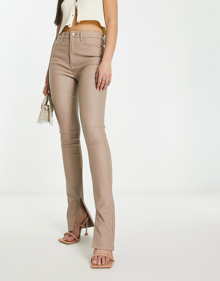 Pantaloni a zampa skinny super elasticizzati beige spalmati con spacco sul fondo - ASOS DESIGN - Modalova