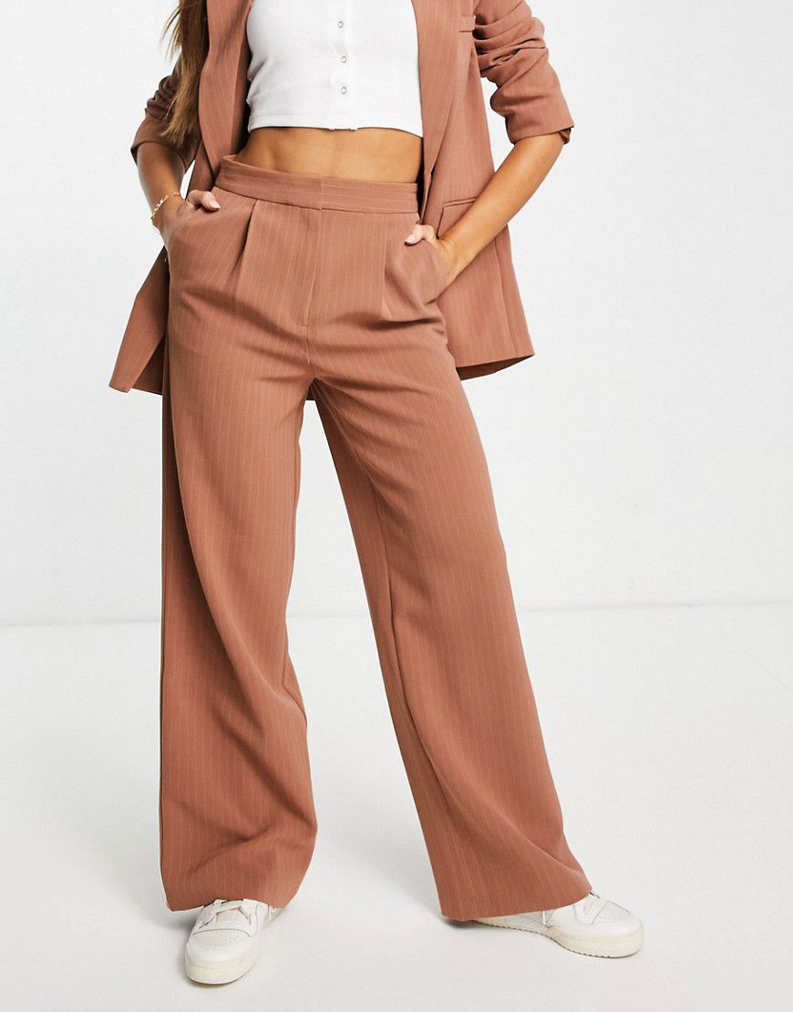 Pantaloni da abito con pinces, colore cammello - ASOS DESIGN - Modalova