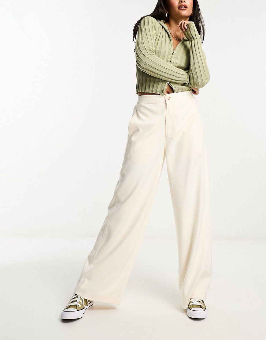 Pantaloni strutturati bianchi con gambe a cilindro - ASOS DESIGN - Modalova