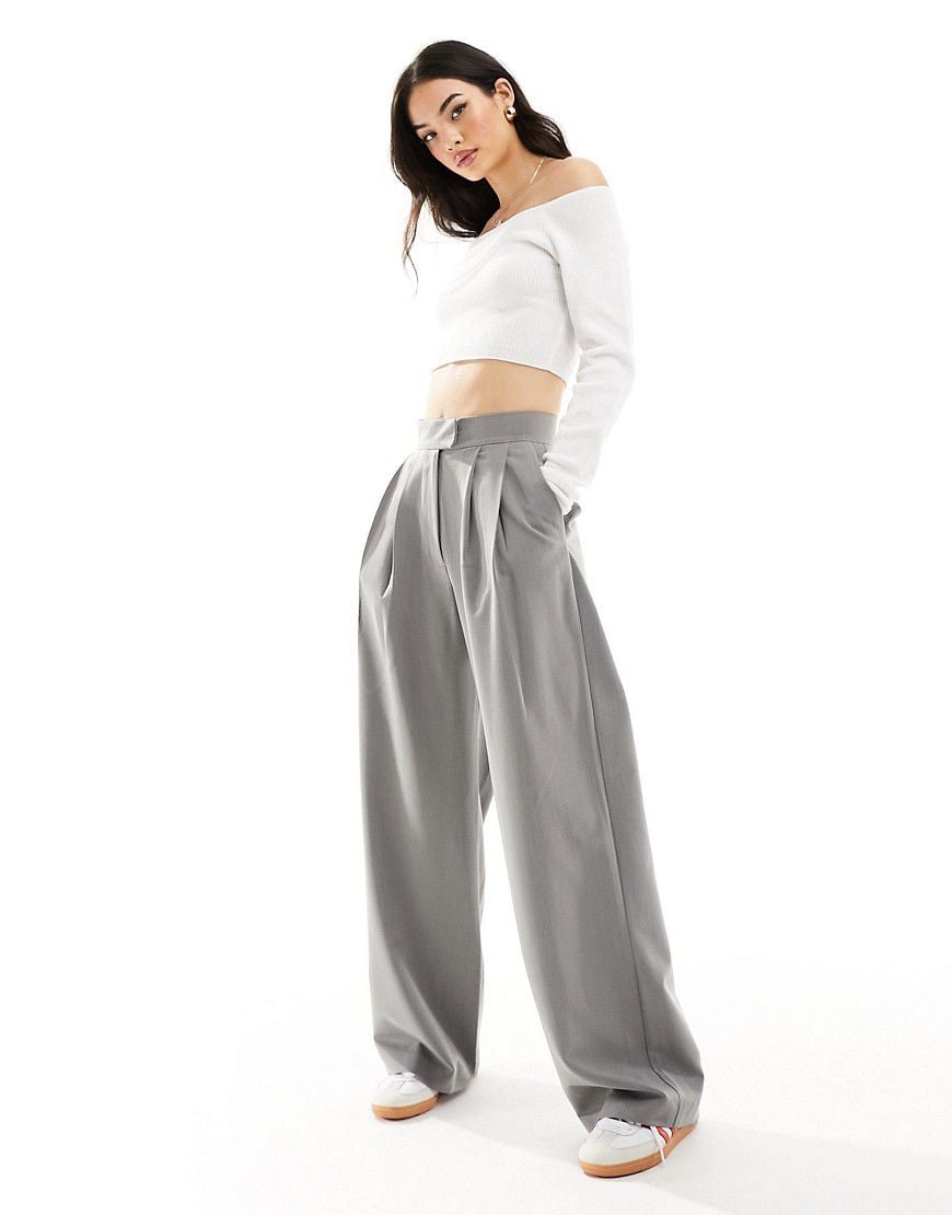 Pantaloni sartoriali a fondo ampio grigi con pieghe - ASOS DESIGN - Modalova