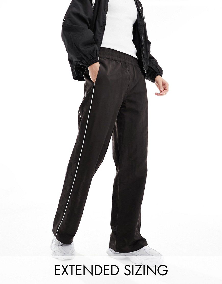 Pantaloni sportivi ampi in nylon marroni con profili bianchi - ASOS DESIGN - Modalova