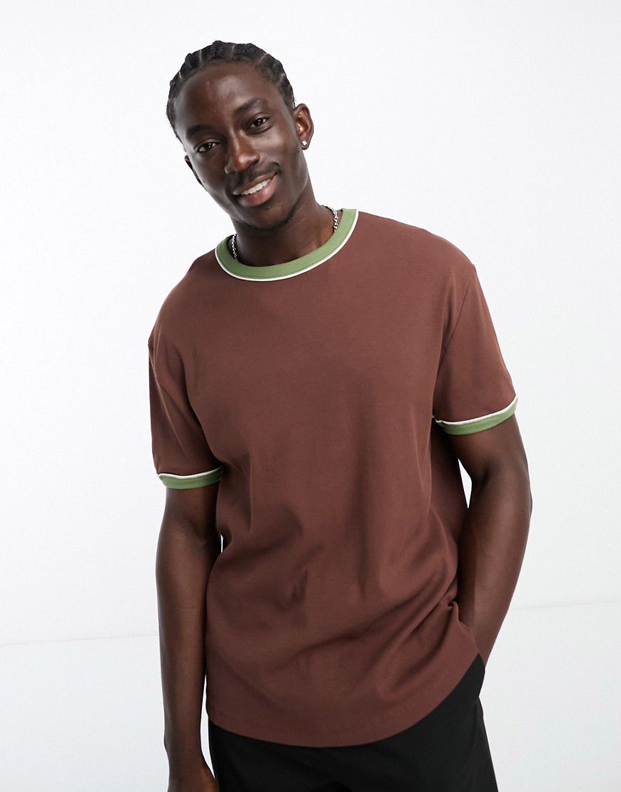 T-shirt comoda marrone a coste con bordi verdi - ASOS DESIGN - Modalova