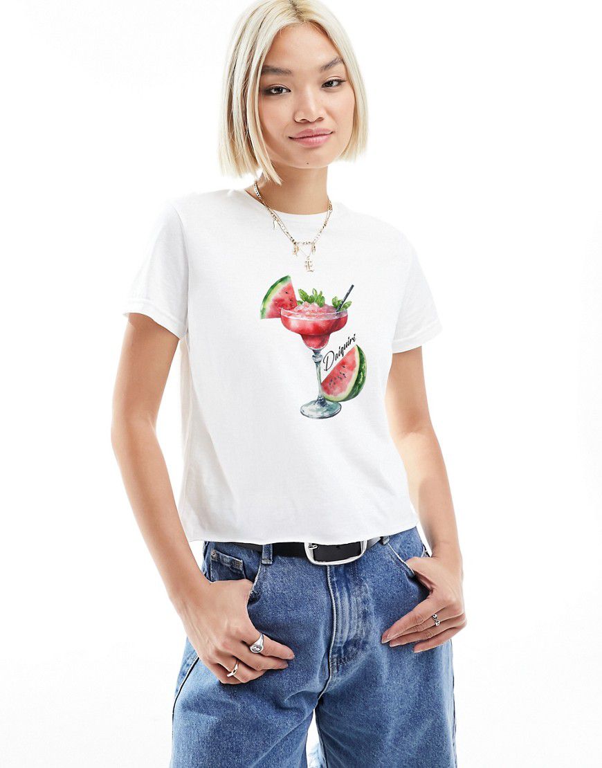 T-shirt corta e stretta bianca con grafica di cocktail all'anguria - ASOS DESIGN - Modalova