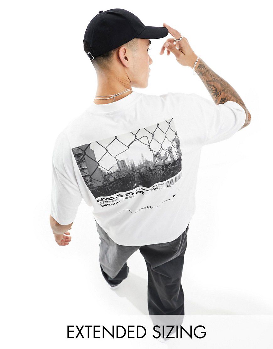 T-shirt oversize bianca con stampa fotografica di strada sulla schiena - ASOS DESIGN - Modalova