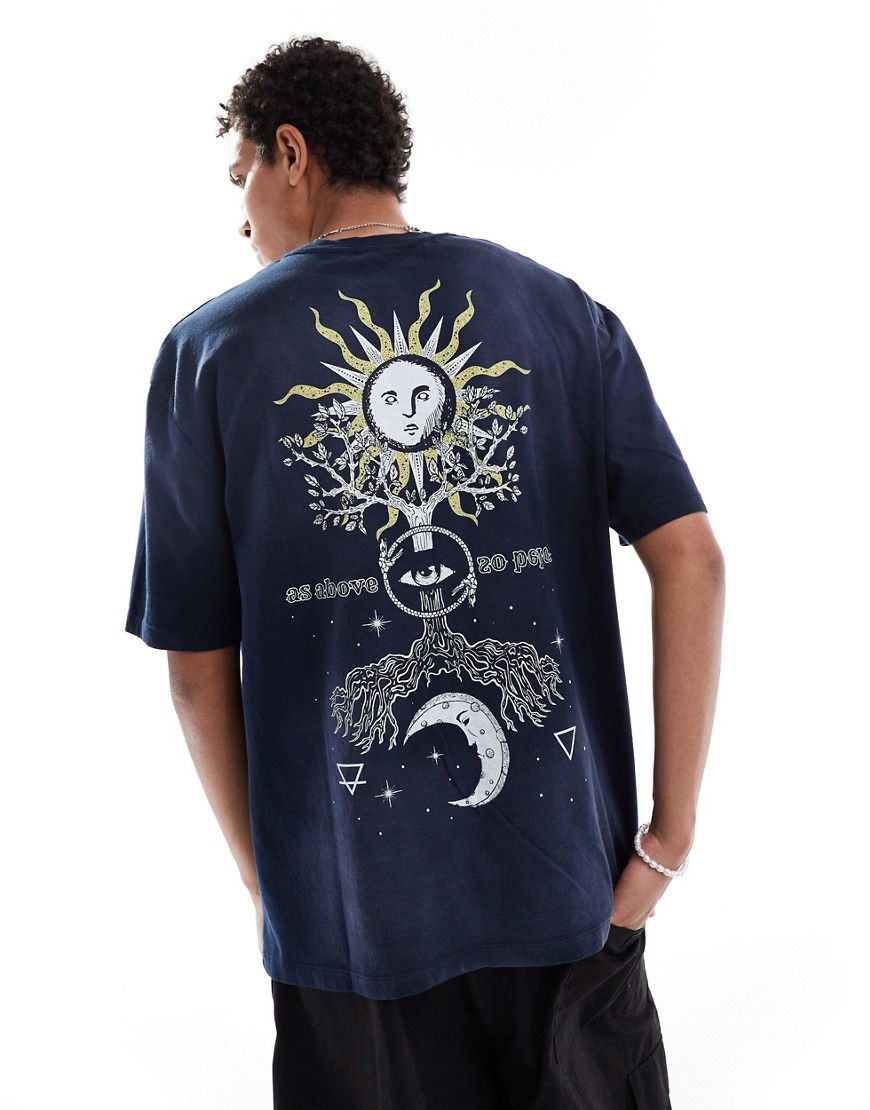T-shirt oversize scuro slavato con stampa celestiale sul retro - ASOS DESIGN - Modalova