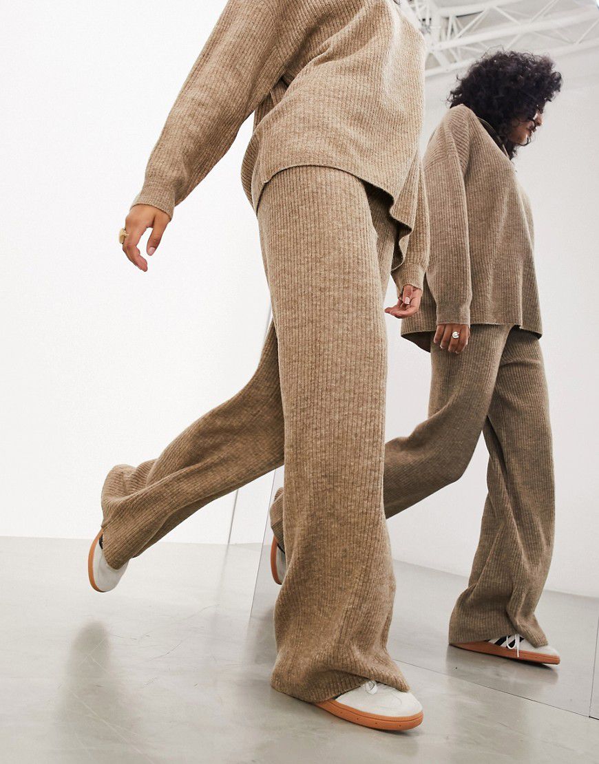 Pantaloni in maglia a fondo ampio grigio talpa a coste - ASOS EDITION - Modalova