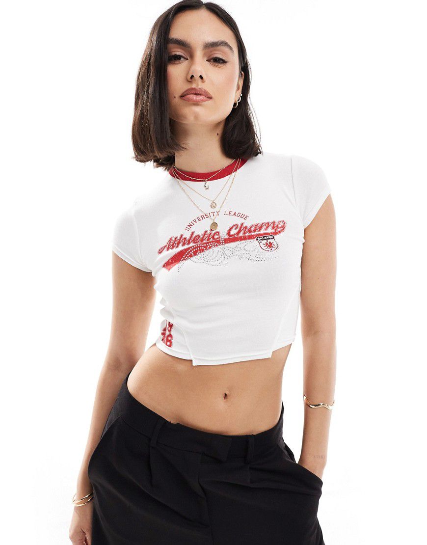 T-shirt stretta e corta bianca e rossa con grafica football - Bershka - Modalova