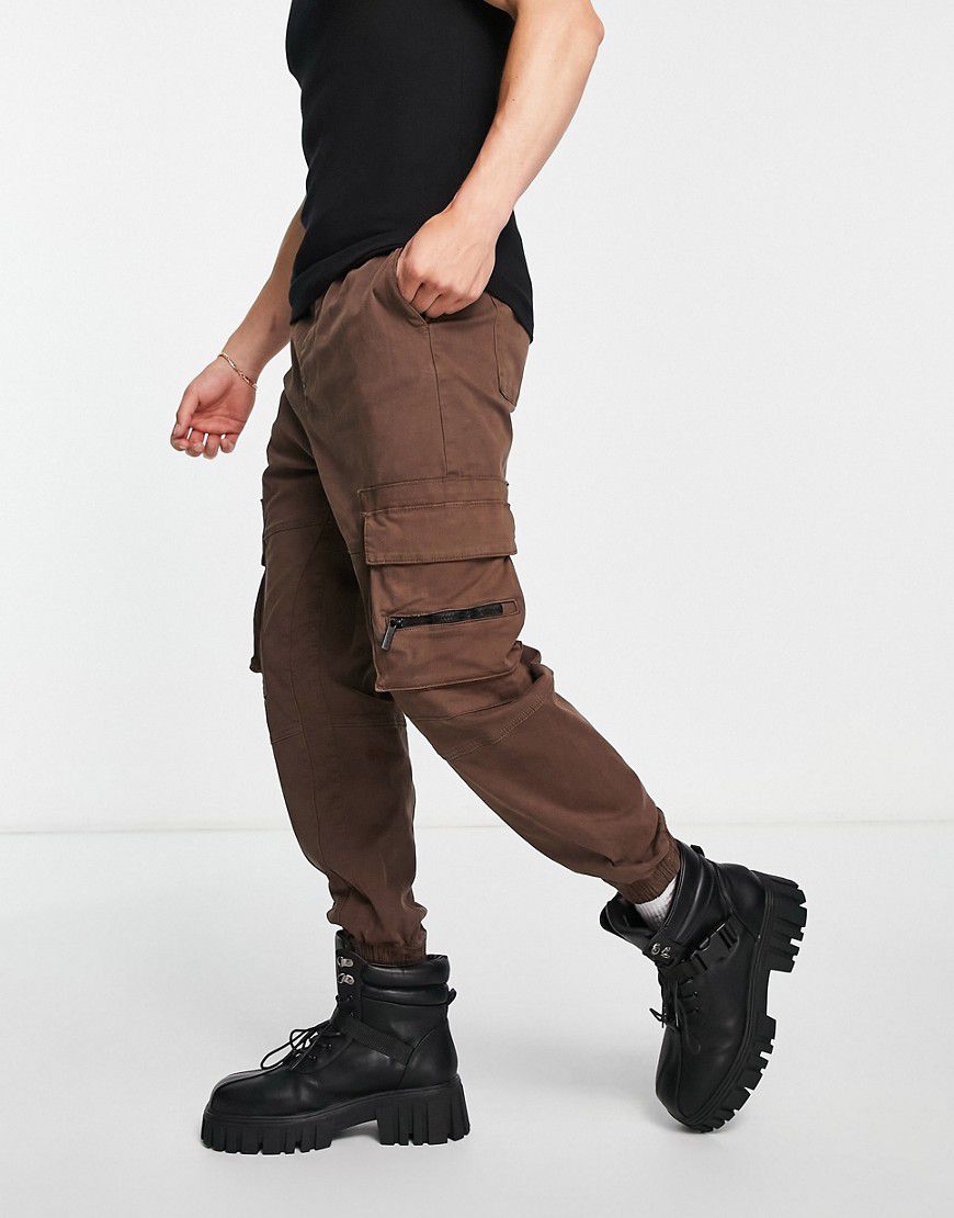 Pantaloni cargo marroni con fondo elasticizzato - In esclusiva per ASOS - Bershka - Modalova