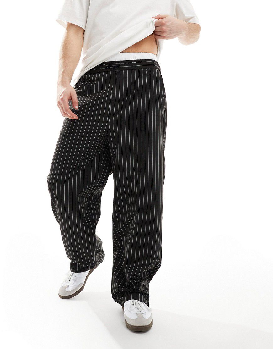Pantaloni sartoriali con fondo ampio neri a righe con dettaglio boxer - Bershka - Modalova