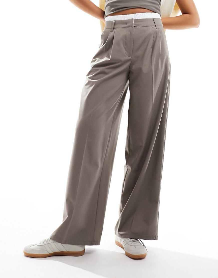 Pantaloni sartoriali marroni con dettaglio stile boxer - Bershka - Modalova