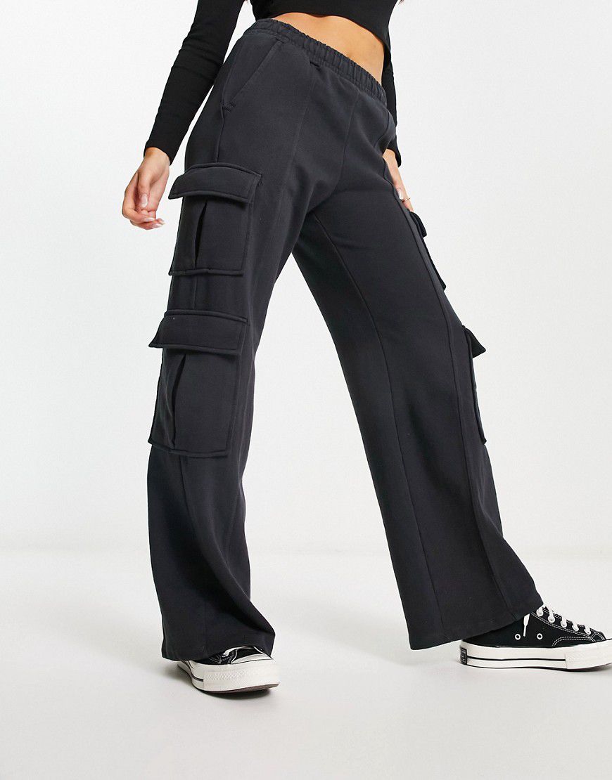 Pantaloni sportivi cargo con fondo ampio slavato - Bershka - Modalova