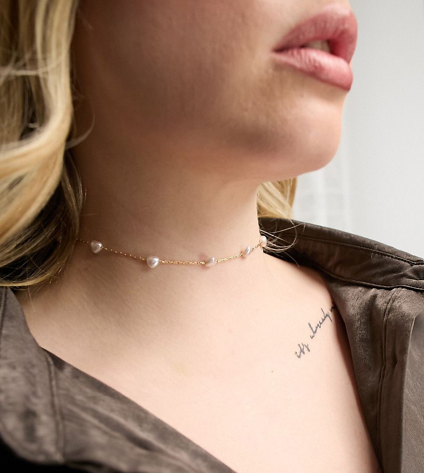 Collarino color con perle a forma di cuore - DesignB London Curve - Modalova