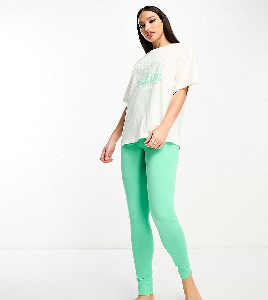 Esclusiva ASOS DESIGN Tall - Pigiama color crema e verde con leggings e T-shirt oversize con stampa di fiore - ASOS Tall - Modalova